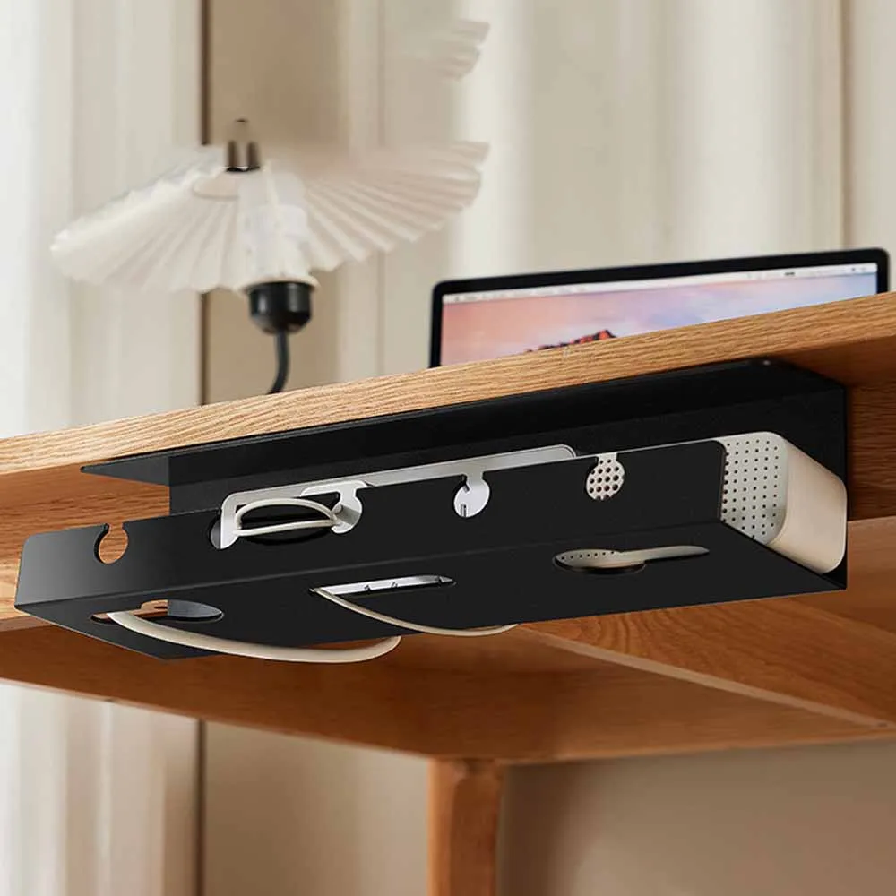 Power Strip Desk - 2024 sob a mesa bandeja de